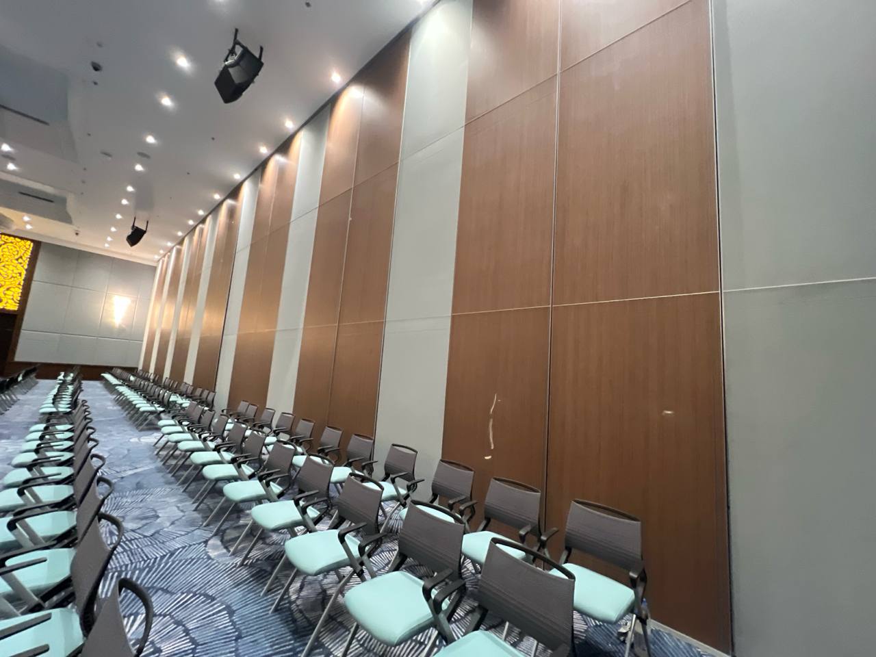 7 m Trimless Operable Partition Wall — Government Ballroom
